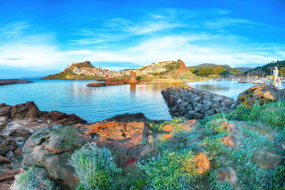 Blick auf die mittelalterlich Stadt Castelsardo auf Sardinien