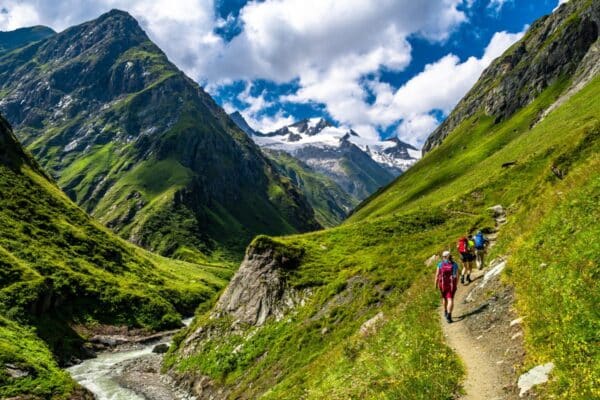 Neuer Wanderweg in den Alpen wird gerne von Wanderern genutzt.