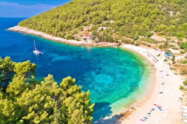 Blick auf die Bucht von Pupnatska Luka auf der Insel Korčula