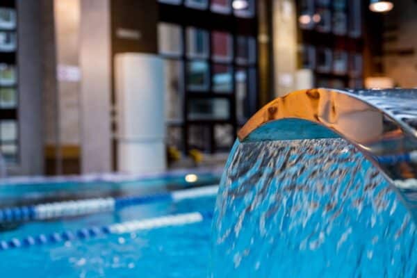 Wasserfall im Swimmingpool - gibt es in den schönsten Thermen