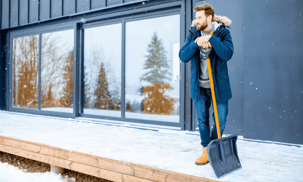 Schnee schaufeln, um Ferienhaus winterfest zu machen