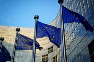 Europäische Union Flaggen vor der Europäischen Kommission