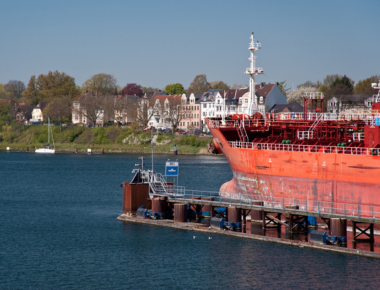 Schiffe kieken an der Schleuse