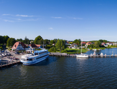 Beine baumeln lassen im Hafen